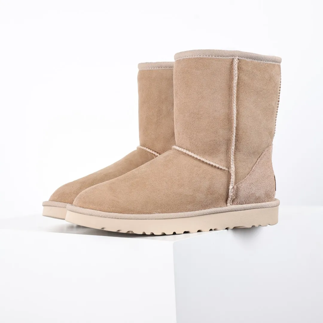 Pick up locally 💰600 Core recommended good price Cashmere insoles are a very suitable choice for keeping warm in winter and at home. In the new year, uug launched a series of styles, which are partially geared towards the preferences of young consumers and have also moved to the forefront of fashion trends. Shoe body material Water-repellent coated suede upper 17mm UGGPURE™ implanted wool insole Lightweight non-slip comfortable rubber outsole With brand LOGO Trademark Comes with a full set of packaging Size: 35 36 37 38 39 40